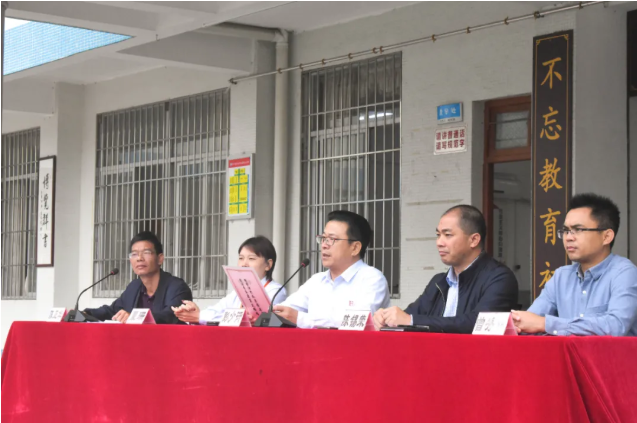 情系師生健康，愛心守護未來丨衍生健康醫(yī)藥向高村中學捐贈價值28萬元的“元旦禮品”