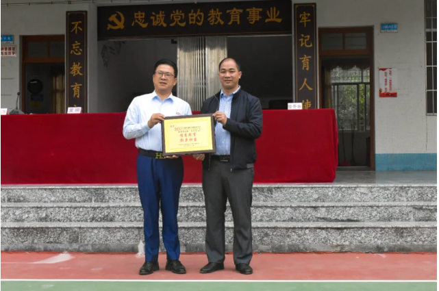 情系師生健康，愛心守護未來丨衍生健康醫(yī)藥向高村中學捐贈價值28萬元的“元旦禮品”